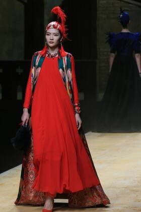 (161031) -- BEIJING, Oct. 31, 2016 -- A model presents a creation of designer Cheng Yingfen during the China Fashion Week in Beijing, capital of China, Oct. 31, 2016. ) (zwx) CHINA-BEIJING-FASHION WEEK (CN) LixMingfang 