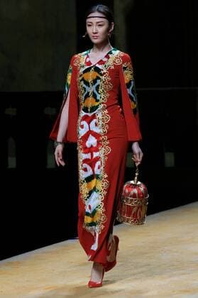 (161031) -- BEIJING, Oct. 31, 2016 -- A model presents a creation of designer Cheng Yingfen during the China Fashion Week in Beijing, capital of China, Oct. 31, 2016. ) (zwx) CHINA-BEIJING-FASHION WEEK (CN) LixMingfang 