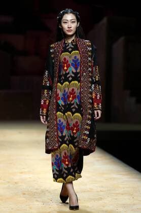 (161031) -- BEIJING, Oct. 31, 2016 -- A model presents a creation of designer Cheng Yingfen during the China Fashion Week in Beijing, capital of China, Oct. 31, 2016. ) (zwx) CHINA-BEIJING-FASHION WEEK (CN) ChenxJianli 