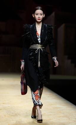 (161031) -- BEIJING, Oct. 31, 2016 -- A model presents a creation of designer Cheng Yingfen during the China Fashion Week in Beijing, capital of China, Oct. 31, 2016. ) (zwx) CHINA-BEIJING-FASHION WEEK (CN) ChenxJianli 