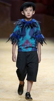 (161031) -- BEIJING, Oct. 31, 2016 -- A model presents a creation of designer Cheng Yingfen during the China Fashion Week in Beijing, capital of China, Oct. 31, 2016. ) (zwx) CHINA-BEIJING-FASHION WEEK (CN) ChenxJianli 