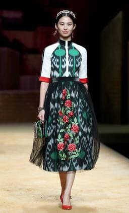 (161031) -- BEIJING, Oct. 31, 2016 -- A model presents a creation of designer Cheng Yingfen during the China Fashion Week in Beijing, capital of China, Oct. 31, 2016. ) (zwx) CHINA-BEIJING-FASHION WEEK (CN) ChenxJianli 