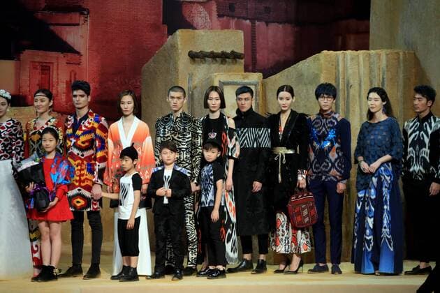 (161031) -- BEIJING, Oct. 31, 2016 -- Models present creations of designer Cheng Yingfen during the China Fashion Week in Beijing, capital of China, Oct. 31, 2016. ) (zwx) CHINA-BEIJING-FASHION WEEK (CN) LixMingfang 
