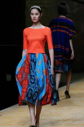 (161031) -- BEIJING, Oct. 31, 2016 -- A model presents a creation of designer Cheng Yingfen during the China Fashion Week in Beijing, capital of China, Oct. 31, 2016. ) (zwx) CHINA-BEIJING-FASHION WEEK (CN) LixMingfang 