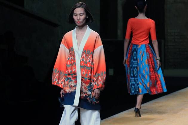 (161031) -- BEIJING, Oct. 31, 2016 -- A model presents a creation of designer Cheng Yingfen during the China Fashion Week in Beijing, capital of China, Oct. 31, 2016. ) (zwx) CHINA-BEIJING-FASHION WEEK (CN) LixMingfang 