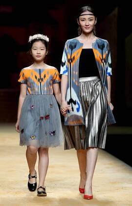 (161031) -- BEIJING, Oct. 31, 2016 -- Models present creations of designer Cheng Yingfen during the China Fashion Week in Beijing, capital of China, Oct. 31, 2016. ) (zwx) CHINA-BEIJING-FASHION WEEK (CN) ChenxJianli 