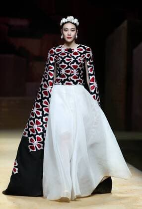 (161031) -- BEIJING, Oct. 31, 2016 -- A model presents a creation of designer Cheng Yingfen during the China Fashion Week in Beijing, capital of China, Oct. 31, 2016. ) (zwx) CHINA-BEIJING-FASHION WEEK (CN) ChenxJianli 