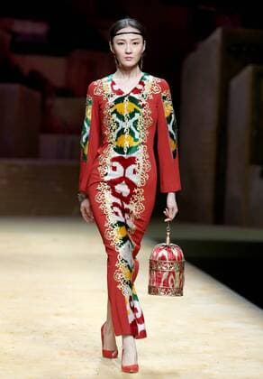 Bilder des Tages (161031) -- BEIJING, Oct. 31, 2016 -- A model presents a creation of designer Cheng Yingfen during the China Fashion Week in Beijing, capital of China, Oct. 31, 2016. ) (zwx) CHINA-BEIJING-FASHION WEEK (CN) ChenxJianli 