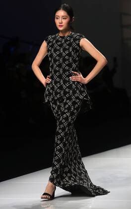 Chinese and European models wear clothing from the Lotus 2017 collection during China s international fashion week in Beijing on October 31, 2016. Chinese fashion designers are becoming an international force with both European and American fashion houses looking at the new, fresh Chinese clothing-minds as potential partners in future clothing brands.  PEK2016103129 STEPHENxSHAVER