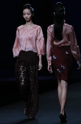 (161031) -- BEIJING, Oct. 31, 2016 -- A model presents a creation on the fashion show of the Hometown of Gambiered caton Gauze by Hui Jin during the China Fashion Week Spring Summer 2017 in Beijing, capital of China, Oct. 31, 2016. ) (wx) CHINA-BEIJING-FASHION WEEK-HUI JIN (CN) LixMingfang 