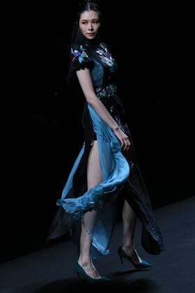 (161031) -- BEIJING, Oct. 31, 2016 -- A model presents a creation on the fashion show of the Hometown of Gambiered caton Gauze by Hui Jin during the China Fashion Week Spring Summer 2017 in Beijing, capital of China, Oct. 31, 2016. ) (wx) CHINA-BEIJING-FASHION WEEK-HUI JIN (CN) LixMingfang 
