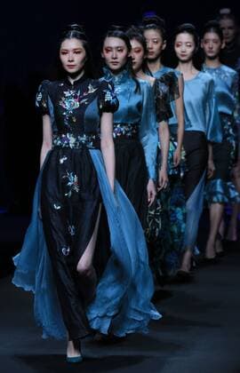 (161031) -- BEIJING, Oct. 31, 2016 -- Models present creations on the fashion show of the Hometown of Gambiered caton Gauze by Hui Jin during the China Fashion Week Spring Summer 2017 in Beijing, capital of China, Oct. 31, 2016. ) (wx) CHINA-BEIJING-FASHION WEEK-HUI JIN (CN) LixMingfang 