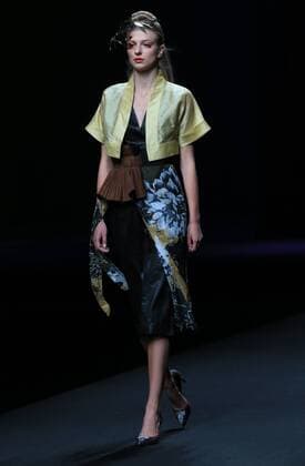 (161031) -- BEIJING, Oct. 31, 2016 -- A model presents a creation on the fashion show of the Hometown of Gambiered caton Gauze by Hui Jin during the China Fashion Week Spring Summer 2017 in Beijing, capital of China, Oct. 31, 2016. ) (wx) CHINA-BEIJING-FASHION WEEK-HUI JIN (CN) LixMingfang 