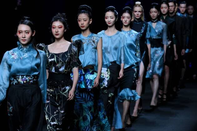 (161031) -- BEIJING, Oct. 31, 2016 -- Models present creations on the fashion show of the Hometown of Gambiered caton Gauze by Hui Jin during the China Fashion Week Spring Summer 2017 in Beijing, capital of China, Oct. 31, 2016. ) (wx) CHINA-BEIJING-FASHION WEEK-HUI JIN (CN) LixMingfang 