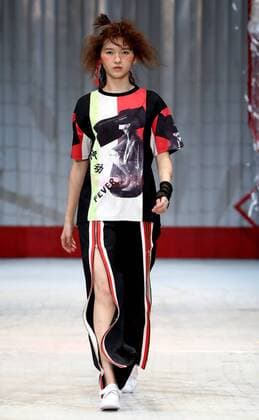 (161031) -- BEIJING, Oct. 31, 2016 -- A model presents a creation on the fashion show of ILOVECHOC 2017 S S collection during the China Fashion Week in Beijing, capital of China, Oct. 31, 2016. ) (wyo) CHINA-BEIJING-FASHION WEEK (CN) ChenxJianli 