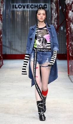 (161031) -- BEIJING, Oct. 31, 2016 -- A model presents a creation on the fashion show of ILOVECHOC 2017 S S collection during the China Fashion Week in Beijing, capital of China, Oct. 31, 2016. ) (wyo) CHINA-BEIJING-FASHION WEEK (CN) ChenxJianli 