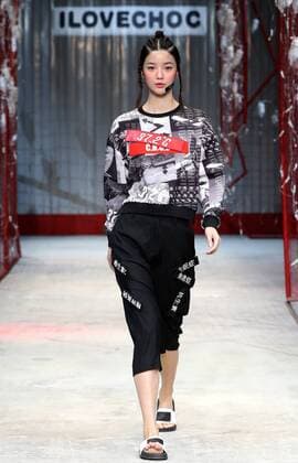 (161031) -- BEIJING, Oct. 31, 2016 -- A model presents a creation on the fashion show of ILOVECHOC 2017 S S collection during the China Fashion Week in Beijing, capital of China, Oct. 31, 2016. ) (wyo) CHINA-BEIJING-FASHION WEEK (CN) ChenxJianli 