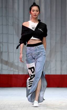 (161031) -- BEIJING, Oct. 31, 2016 -- A model presents a creation on the fashion show of ILOVECHOC 2017 S S collection during the China Fashion Week in Beijing, capital of China, Oct. 31, 2016. ) (wyo) CHINA-BEIJING-FASHION WEEK (CN) ChenxJianli 