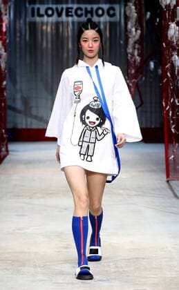 (161031) -- BEIJING, Oct. 31, 2016 -- A model presents a creation on the fashion show of ILOVECHOC 2017 S S collection during the China Fashion Week in Beijing, capital of China, Oct. 31, 2016. ) (wyo) CHINA-BEIJING-FASHION WEEK (CN) ChenxJianli 
