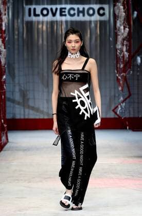 (161031) -- BEIJING, Oct. 31, 2016 -- A model presents a creation on the fashion show of ILOVECHOC 2017 S S collection during the China Fashion Week in Beijing, capital of China, Oct. 31, 2016. ) (wyo) CHINA-BEIJING-FASHION WEEK (CN) ChenxJianli 