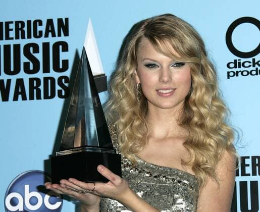 Nov 23, 2008 - Los Angeles, California, USA - Musician TAYLOR SWIFT in the press room at the 2008 American Music Awards held at the Nokia Theatre. - ZUMAo05_ 20081123_lis_o05_151