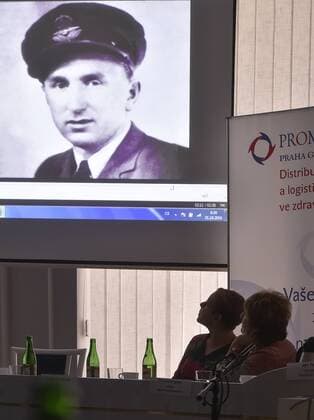 Czech Spitfire Club holds press conference on 100th birth anniversary of Karel Kuttelwascher (photo), most successful Czech fighter pilot in Royal Air Force (RAF) fighting against Nazi Germany. Karel Kuttelwascher received Order of the White Lion, the highest state decoration in memoriam. Kuttelwascher s daughter Vee Darlington (right down) with the Order of the White Lion in Havlickuv Brod, Czech Republic, October 31, 2016. (CTKxPhoto LubosxPavlicek) CTKPhotoP201610310462901  PAV 5