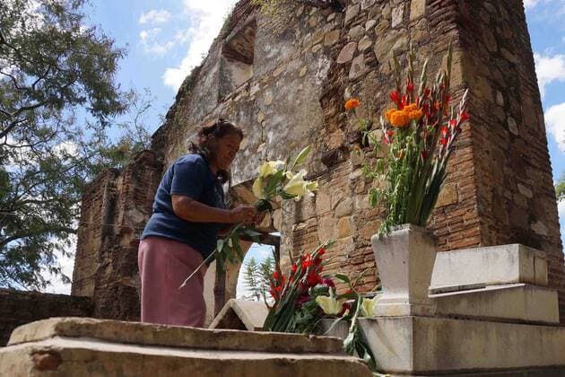 Mexiko feiert Tag der Toten October 31, 2016 - OAXACA, Oax. Einheimische bei der Grabpflege - Traditioneller Feiertag Dia de Muertos (Tag der Toten)  - ZUMAu78_ 20161031_zaf_u78_012