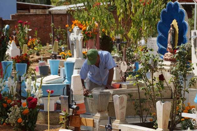 Mexiko feiert Tag der Toten October 31, 2016 - OAXACA, Oax. Einheimische bei der Grabpflege - Traditioneller Feiertag Dia de Muertos (Tag der Toten)  - ZUMAu78_ 20161031_zaf_u78_013