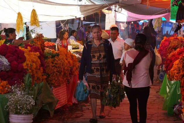 Mexiko feiert Tag der Toten October 31, 2016 - Mexico - EUM20161031NAC09.JPG.OAXACA, Oax., Traditions Tradiciones-Dia de Muertos.- Aspectos de la venta de flores y articulos para el montaje de las tradicionales ofrendas en el marco de la celebracion del Dia de Muertos, el lunes 31 de octubre de 2016 en la Central de Abastos de Oaxaca.  - ZUMAu78_ 20161031_zaf_u78_018