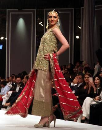 (161031) -- KARACHI, Oct. 31, 2016 -- A model presents a creation by designer Huma Adnan during the Fashion Pakistan Week (FPW) Winter Festive 2016, in southern Pakistani port city of Karachi on Oct. 31, 2016. ) PAKISTAN-KARACHI-FASHION WEEK Arshad 