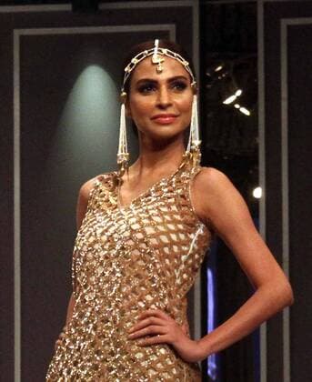 (161031) -- KARACHI, Oct. 31, 2016 -- A model presents a creation by designer Huma Adnan during the Fashion Pakistan Week (FPW) Winter Festive 2016, in southern Pakistani port city of Karachi on Oct. 31, 2016. ) PAKISTAN-KARACHI-FASHION WEEK Arshad 