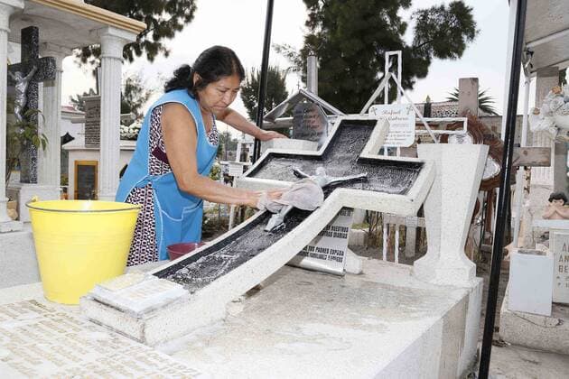 Mexiko feiert Tag der Toten October 31, 2016 - Mexico - EUM20161031NAC12.JPG.CIUDAD DE MEXICO Traditions Tradiciones-Dia de Muertos.- Familiares y amigos visitan a sus seres queridos en los panteones de la Ciudad de Mexico para realizar labores de limpieza y adornar las tumbas en el marco de la celebracion del Dia de Muertos, el lunes 31 de octubre de 2016. En la imagen, el Panteon de Aculco de la delegacion Iztapalapa.  - ZUMAu78_ 20161031_zaf_u78_033