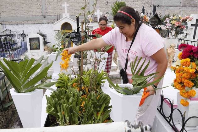 Mexiko feiert Tag der Toten October 31, 2016 - Mexico - EUM20161031NAC13.JPG.CIUDAD DE MEXICO Traditions Tradiciones-Dia de Muertos.- Familiares y amigos visitan a sus seres queridos en los panteones de la Ciudad de Mexico para realizar labores de limpieza y adornar las tumbas en el marco de la celebracion del Dia de Muertos, el lunes 31 de octubre de 2016. En la imagen, el Panteon de Aculco de la delegacion Iztapalapa.  - ZUMAu78_ 20161031_zaf_u78_034