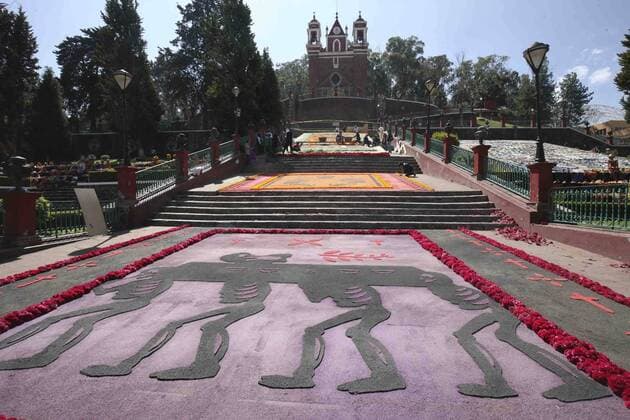 Mexiko feiert Tag der Toten October 31, 2016 - Mexico - EUM20161031NAC15.JPG.METEPEC, Mex., Traditions Tradiciones-Dia de Muertos.- Aspectos del montaje de las tradicionales ofrendas en el marco de la celebracion del Dia de Muertos, este lunes 31 de octubre de 2016 en las escalinatas del Calvario, Metepec, Estado de Mexico.  - ZUMAu78_ 20161031_zaf_u78_036