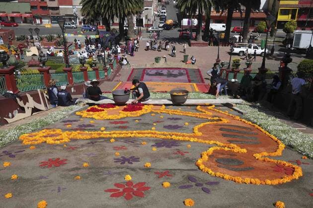 Mexiko feiert Tag der Toten October 31, 2016 - Mexico - EUM20161031NAC17.JPG.METEPEC, Mex., Traditions Tradiciones-Dia de Muertos.- Aspectos del montaje de las tradicionales ofrendas en el marco de la celebracion del Dia de Muertos, este lunes 31 de octubre de 2016 en las escalinatas del Calvario, Metepec, Estado de Mexico.  - ZUMAu78_ 20161031_zaf_u78_037