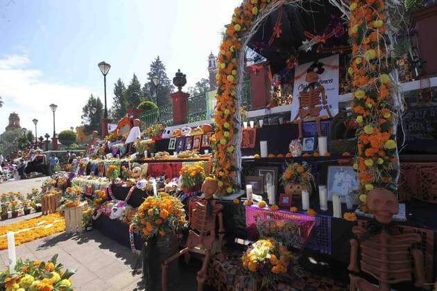 Mexiko feiert Tag der Toten October 31, 2016 - Mexico - EUM20161031NAC16.JPG.METEPEC, Mex., Traditions Tradiciones-Dia de Muertos.- Aspectos del montaje de las tradicionales ofrendas en el marco de la celebracion del Dia de Muertos, este lunes 31 de octubre de 2016 en las escalinatas del Calvario, Metepec, Estado de Mexico.  - ZUMAu78_ 20161031_zaf_u78_038