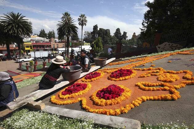 Mexiko feiert Tag der Toten October 31, 2016 - Mexico - EUM20161031NAC14.JPG.METEPEC, Mex., Traditions Tradiciones-Dia de Muertos.- Aspectos del montaje de las tradicionales ofrendas en el marco de la celebracion del Dia de Muertos, este lunes 31 de octubre de 2016 en las escalinatas del Calvario, Metepec, Estado de Mexico.  - ZUMAu78_ 20161031_zaf_u78_039
