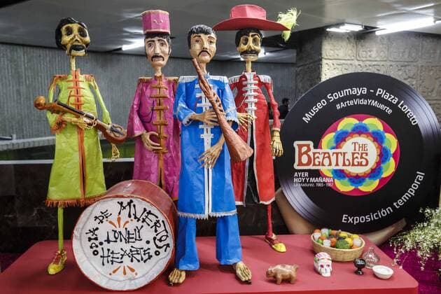 Mexiko feiert Tag der Toten October 31, 2016 - Mexico - EUM20161031NAC19.JPG.CIUDAD DE MEXICO.- Tradition Tradiciones-CDMX.- 31 de octubre de 2016. Aspecto de la ofrenda dedicada a Los Beatles que fue instalada en los pasillos de la Estacion del Metro Insurgentes, con motivo de la celebracion del Dia de Muertos.  - ZUMAu78_ 20161031_zaf_u78_047