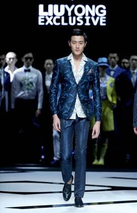 (161101) -- BEIJING, Nov. 1, 2016 -- A model presents a custom-made creation of designer Liu Yong during the China Fashion Week in Beijing, capital of China, Oct. 31, 2016. ) (zwx) CHINA-BEIJING-FASHION WEEK (CN) ChenxJianli 