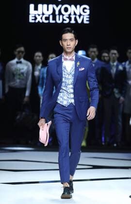 (161101) -- BEIJING, Nov. 1, 2016 -- A model presents a custom-made creation of designer Liu Yong during the China Fashion Week in Beijing, capital of China, Oct. 31, 2016. ) (zwx) CHINA-BEIJING-FASHION WEEK (CN) ChenxJianli 