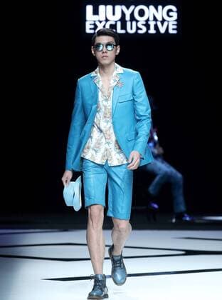 (161101) -- BEIJING, Nov. 1, 2016 -- A model presents a custom-made creation of designer Liu Yong during the China Fashion Week in Beijing, capital of China, Oct. 31, 2016. ) (zwx) CHINA-BEIJING-FASHION WEEK (CN) ChenxJianli 
