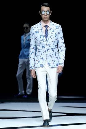 (161101) -- BEIJING, Nov. 1, 2016 -- A model presents a custom-made creation of designer Liu Yong during the China Fashion Week in Beijing, capital of China, Oct. 31, 2016. ) (zwx) CHINA-BEIJING-FASHION WEEK (CN) ChenxJianli 