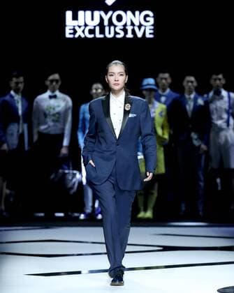 (161101) -- BEIJING, Nov. 1, 2016 -- A model presents a custom-made creation of designer Liu Yong during the China Fashion Week in Beijing, capital of China, Oct. 31, 2016. ) (zwx) CHINA-BEIJING-FASHION WEEK (CN) ChenxJianli 