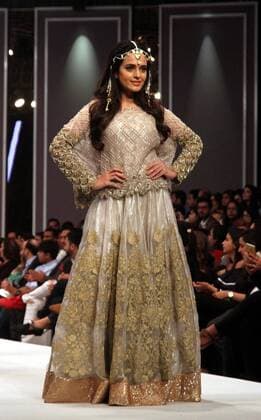 (161101) -- KARACHI, Nov. 1, 2016 -- A model presents a creation by designer Shehla Chatoor during the Fashion Pakistan Week (FPW) Winter Festive 2016, in southern Pakistani port city of Karachi on Oct. 31, 2016. )(yy) PAKISTAN-KARACHI-FASHION WEEK Arshad 