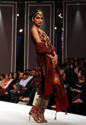 (161101) -- KARACHI, Nov. 1, 2016 -- A model presents a creation by designer Huma Adnan during the Fashion Pakistan Week (FPW) Winter Festive 2016, in southern Pakistani port city of Karachi on Oct. 31, 2016. )(yy) PAKISTAN-KARACHI-FASHION WEEK Arshad 