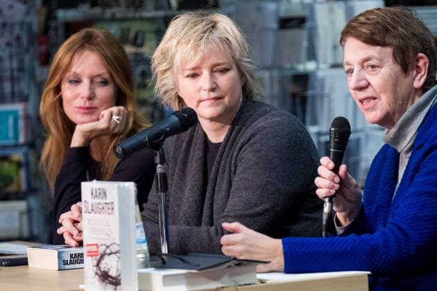 Esther Schweins, Karin Slaughter, Margarethe von Schwarzkopf bei der Buchpremiere bei der Mayersche mit dem Roman Blutige Fesseln am 31.10.2016 in Köln. Buchpremiere bei der Mayersche mit dem Roman Blutige Fesseln in Köln