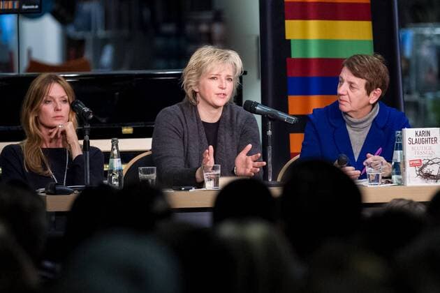 Esther Schweins, Karin Slaughter, Margarethe von Schwarzkopf bei der Buchpremiere bei der Mayersche mit dem Roman Blutige Fesseln am 31.10.2016 in Köln. Buchpremiere bei der Mayersche mit dem Roman Blutige Fesseln in Köln