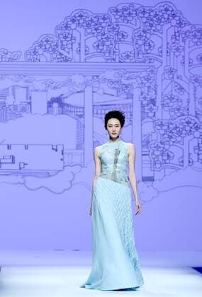 (161101) -- BEIJING, Nov. 1, 2016 -- A model presents a creation of designer Deng Zhaoping during the China Fashion Week in Beijing, capital of China, Nov. 1, 2016. ) (zyd) CHINA-BEIJING-FASHION WEEK (CN) ChenxJianli 