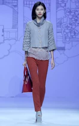 (161101) -- BEIJING, Nov. 1, 2016 -- A model presents a creation of designer Deng Zhaoping during the China Fashion Week in Beijing, capital of China, Nov. 1, 2016. ) (zyd) CHINA-BEIJING-FASHION WEEK (CN) ChenxJianli 