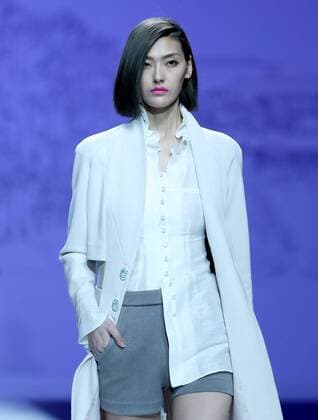 (161101) -- BEIJING, Nov. 1, 2016 -- A model presents a creation of designer Deng Zhaoping during the China Fashion Week in Beijing, capital of China, Nov. 1, 2016. ) (zyd) CHINA-BEIJING-FASHION WEEK (CN) ChenxJianli 